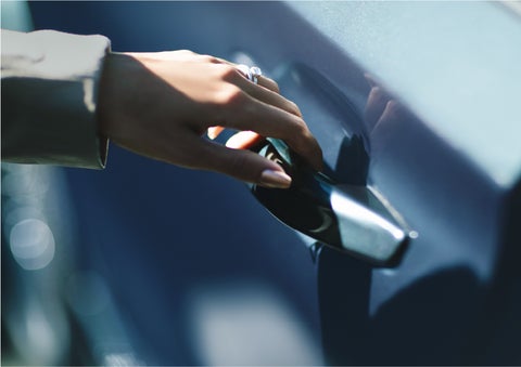 A hand gracefully grips the Light Touch Handle of a 2023 Lincoln Aviator® SUV to demonstrate its ease of use | White's Canyon Motors - Lincoln in Spearfish SD