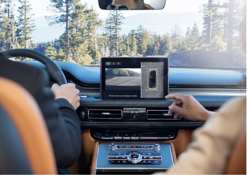 The available 360-Degree Camera shows a bird’s eye view of a Lincoln Aviator® SUV from above | White's Canyon Motors - Lincoln in Spearfish SD