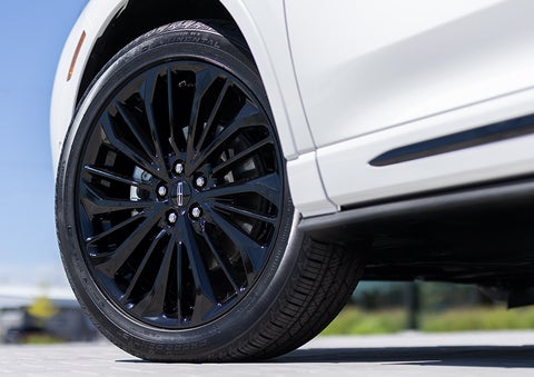 The stylish blacked-out 20-inch wheels from the available Jet Appearance Package are shown. | White's Canyon Motors - Lincoln in Spearfish SD