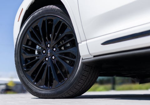 A stylish 20-inch black aluminum wheel of the available Jet Appearance Package is shown. | White's Canyon Motors - Lincoln in Spearfish SD
