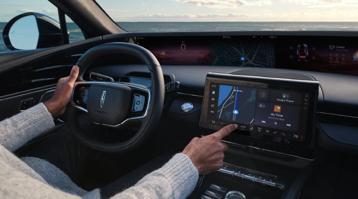 The driver of a 2025 Lincoln Nautilus® SUV interacts with the new Lincoln Digital Experience. | White's Canyon Motors - Lincoln in Spearfish SD