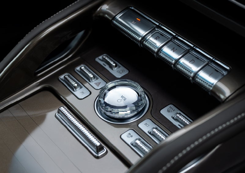 A crystal-inspired volume knob is shown in the center floor console of a 2025 Lincoln Nautilus® SUV. | White's Canyon Motors - Lincoln in Spearfish SD
