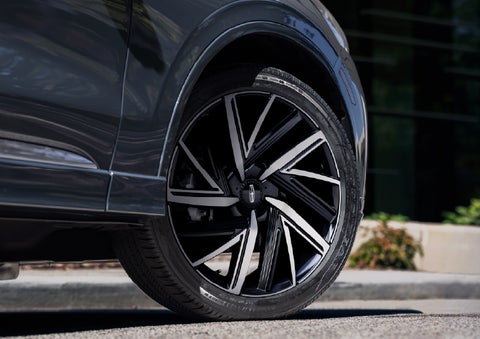 The wheel of the 2026 Lincoln Aviator® SUV is shown slightly angled out | White's Canyon Motors - Lincoln in Spearfish SD