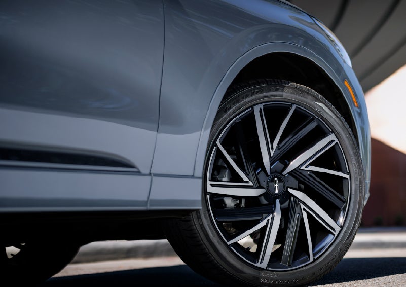 The wheel of the 2027 Lincoln Aviator® Black Label™ SUV is shown slightly angled out. | White's Canyon Motors - Lincoln in Spearfish SD